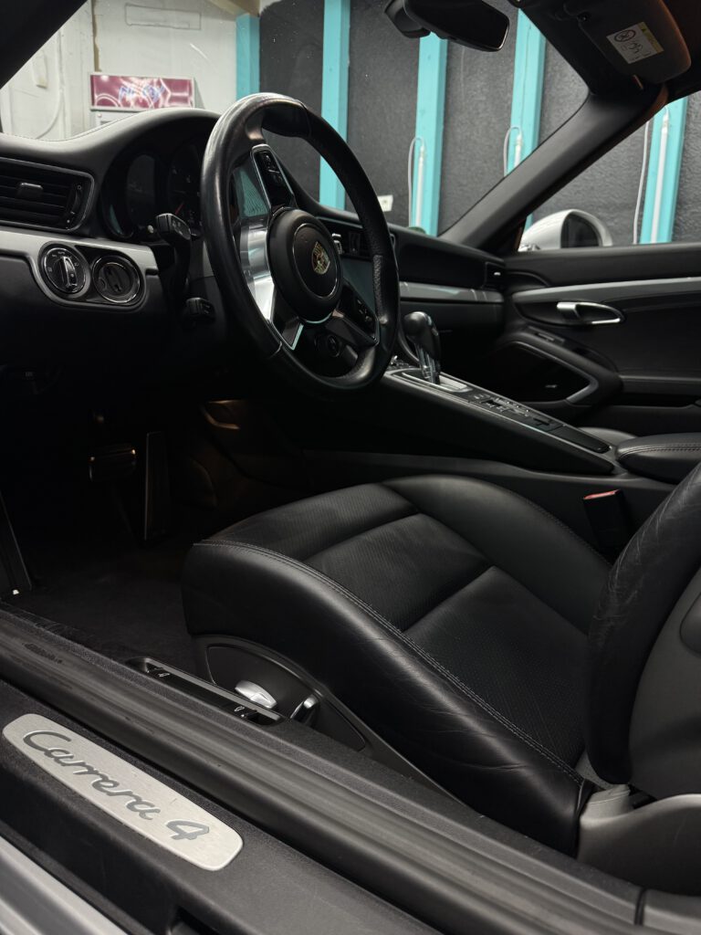 Verwandeln Sie Ihr Fahrzeug mit einer professionellen Innenreinigung. Perfekt für Allergiker & Autoliebhaber. Innenraumreinigung für das Neuwagen-Gefühl.