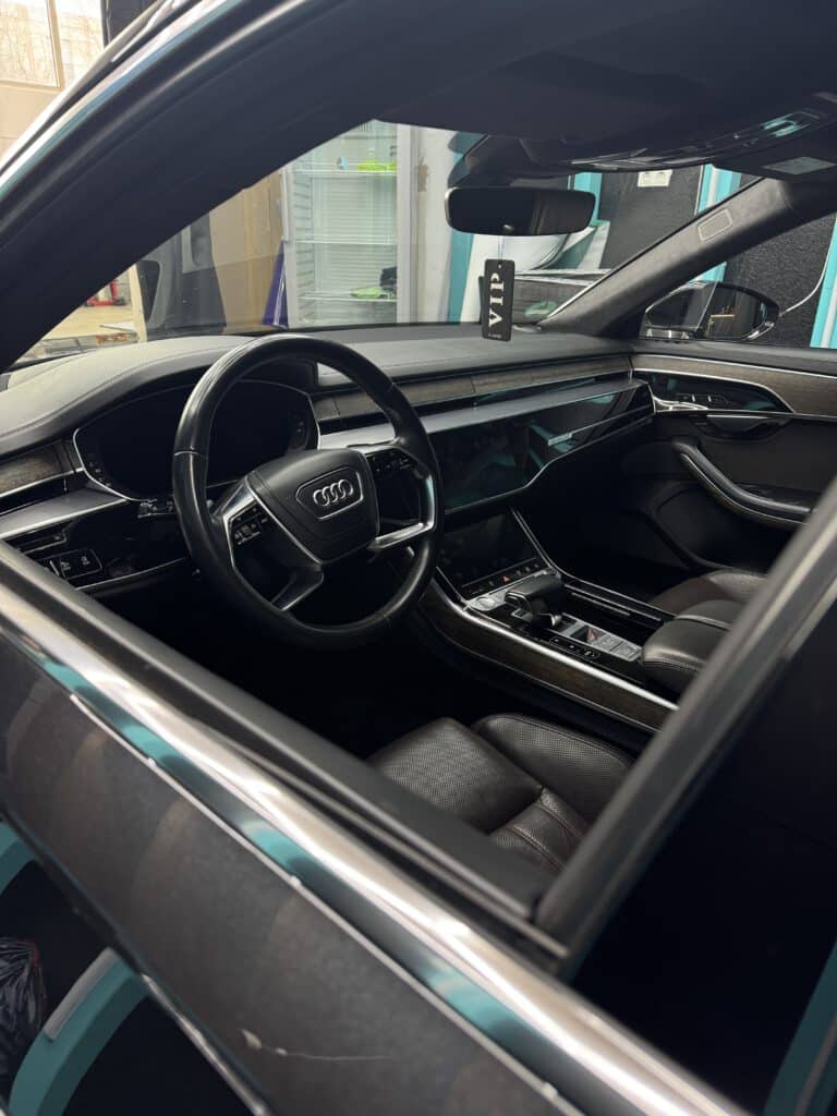 Ein Bild von einem Kundenfahrzeug, welches eine Premium Innenreinigung bekommen hat.