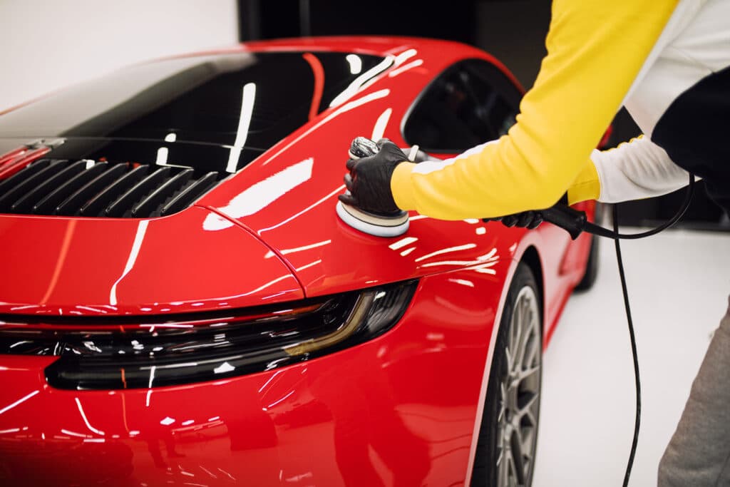 Ein Porsche wird auf dem Bild poliert, Lackpolitur eines Porsche